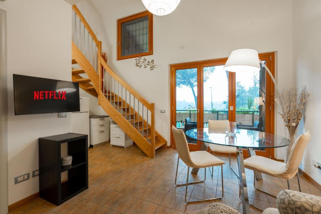 Capa's Loft Apartment Rom